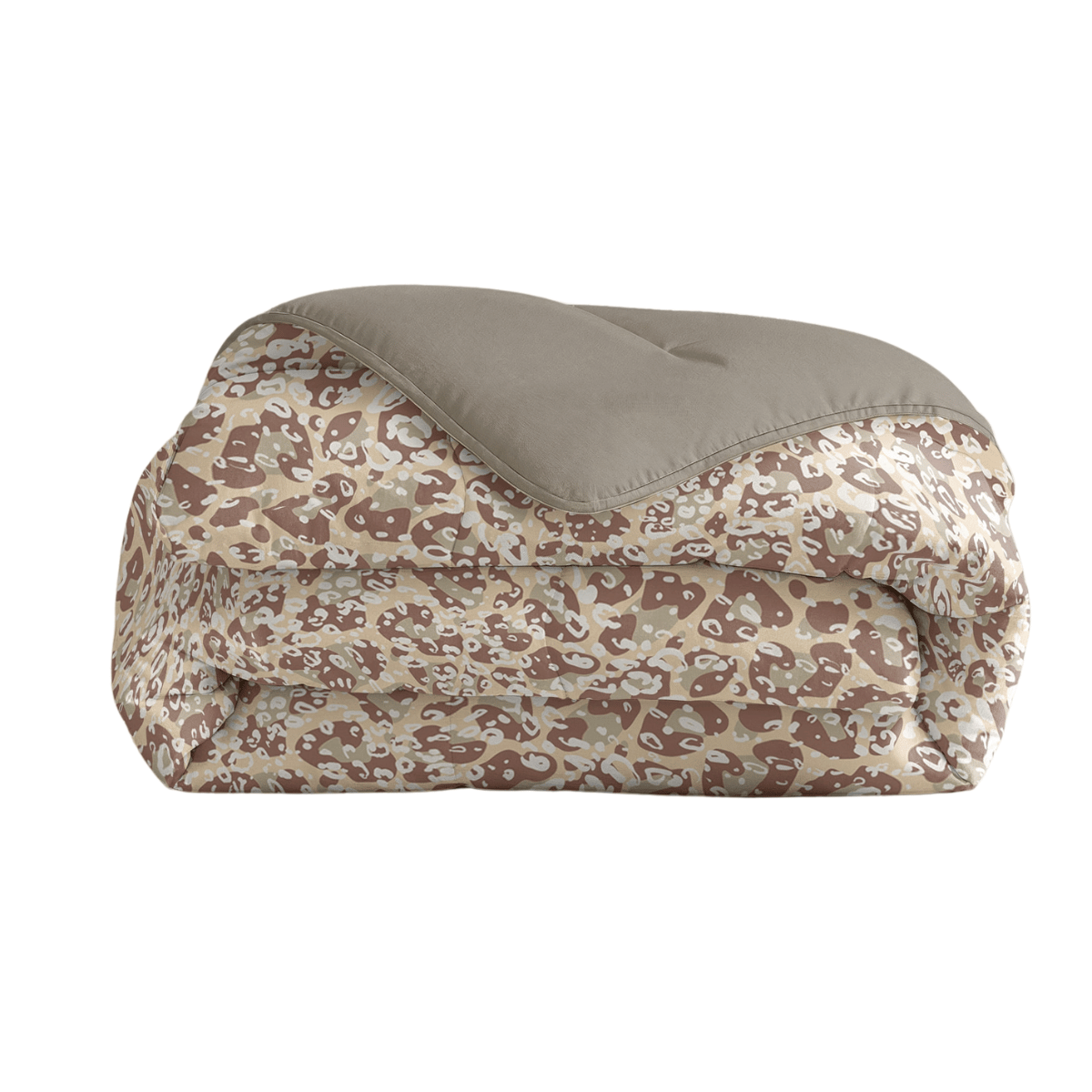Eine gefaltete Zelesta Royalbed - Sand Panther Mikrofaser Bettdecke mit einer einfarbigen taupefarbenen Oberseite und einer braunen, beigen und weißen Camouflage Unterseite wird auf einem weißen Hintergrund dargestellt.
