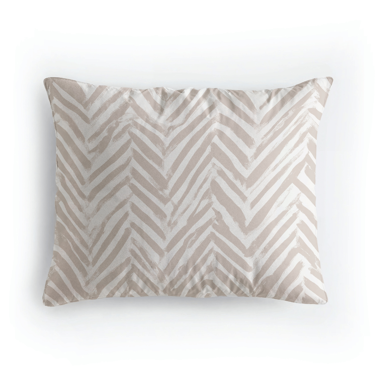 Royalbed Baumwolle Kissenbezüge Set von 2 - Ethnic Cream, rechteckig 80x80 cm, aus superweicher Mikrofaser in Creme mit Ethno-Chevron-Muster, maschinenwaschbar und vor weißem Hintergrund fotografiert.