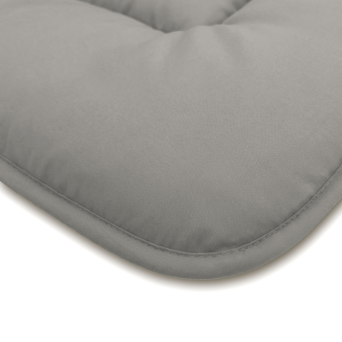 Nahaufnahme eines grauen, gepolsterten Kissens mit abgerundeten Ecken und sichtbaren Randnähten, das an die Zelesta Comfort Duo Bettdecke in Grau & Sanftes Grau für erhöhten Komfort erinnert.