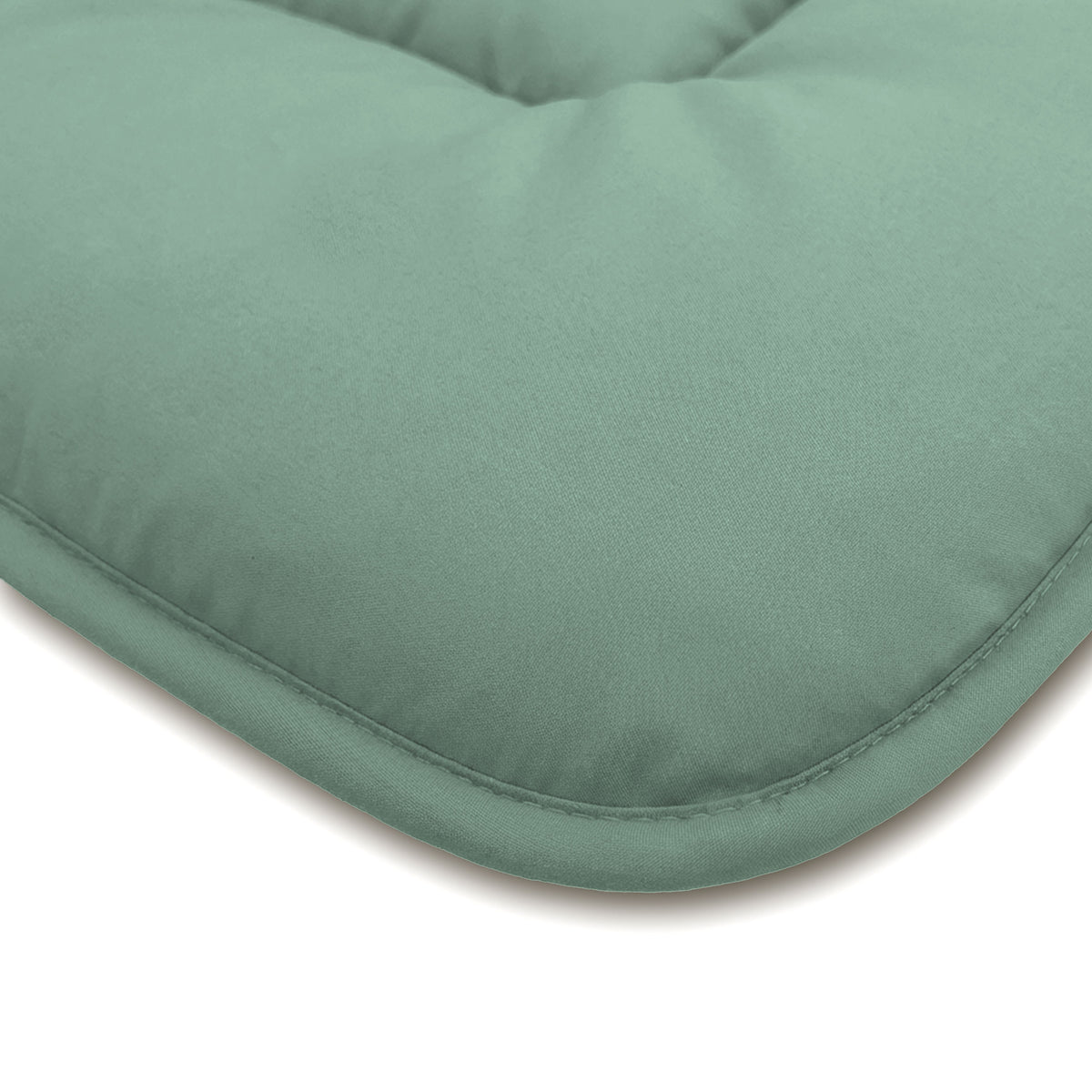 Nahaufnahme eines grünen, rechteckigen, gepolsterten Kissens mit abgesteppten Kanten und gesteppter Mitte - ideal als Ergänzung zur Zelesta Comfort Duo Bettdecke - Mintgrün & Hellgrün für zusätzlichen Stil und Halt.