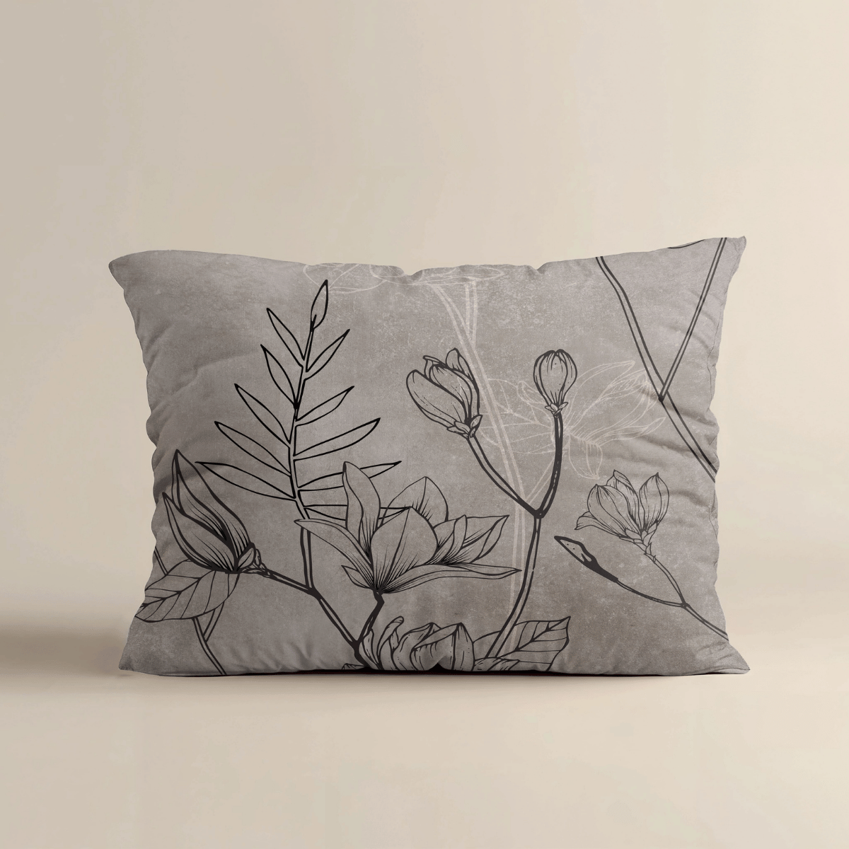 Das Zelesta Royalbed Kissenbezüge Set von 2 - Butterfly Forest besteht aus quadratischen grauen Kissenbezügen (80x80cm) mit einer minimalistischen schwarzen Blumenzeichnung auf einem beigen Hintergrund - perfekt, um Ihrem Zuhause Stil zu verleihen.