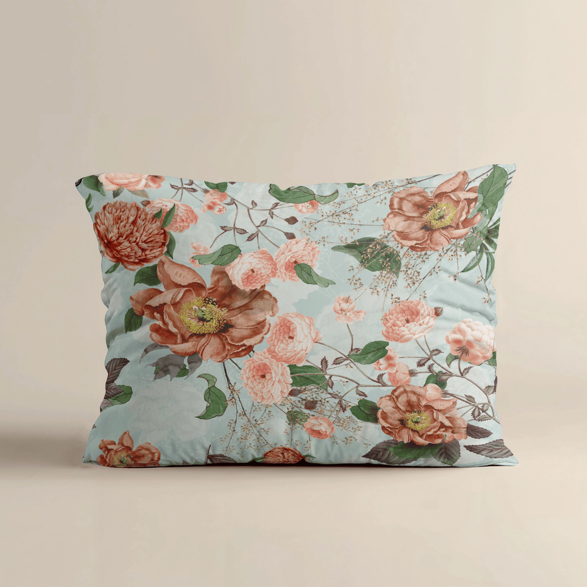 Das Zelesta Royalbed Kissenbezüge Set von 2 - Happy Flower bietet quadratische Kissenbezüge in 80x80cm, mit einem hellblauen Hintergrund und rosa-orangem Blumenmuster auf weicher Mikrofaser-perfekt um Ihrer Einrichtung einen fröhlichen Stil zu verleihen.