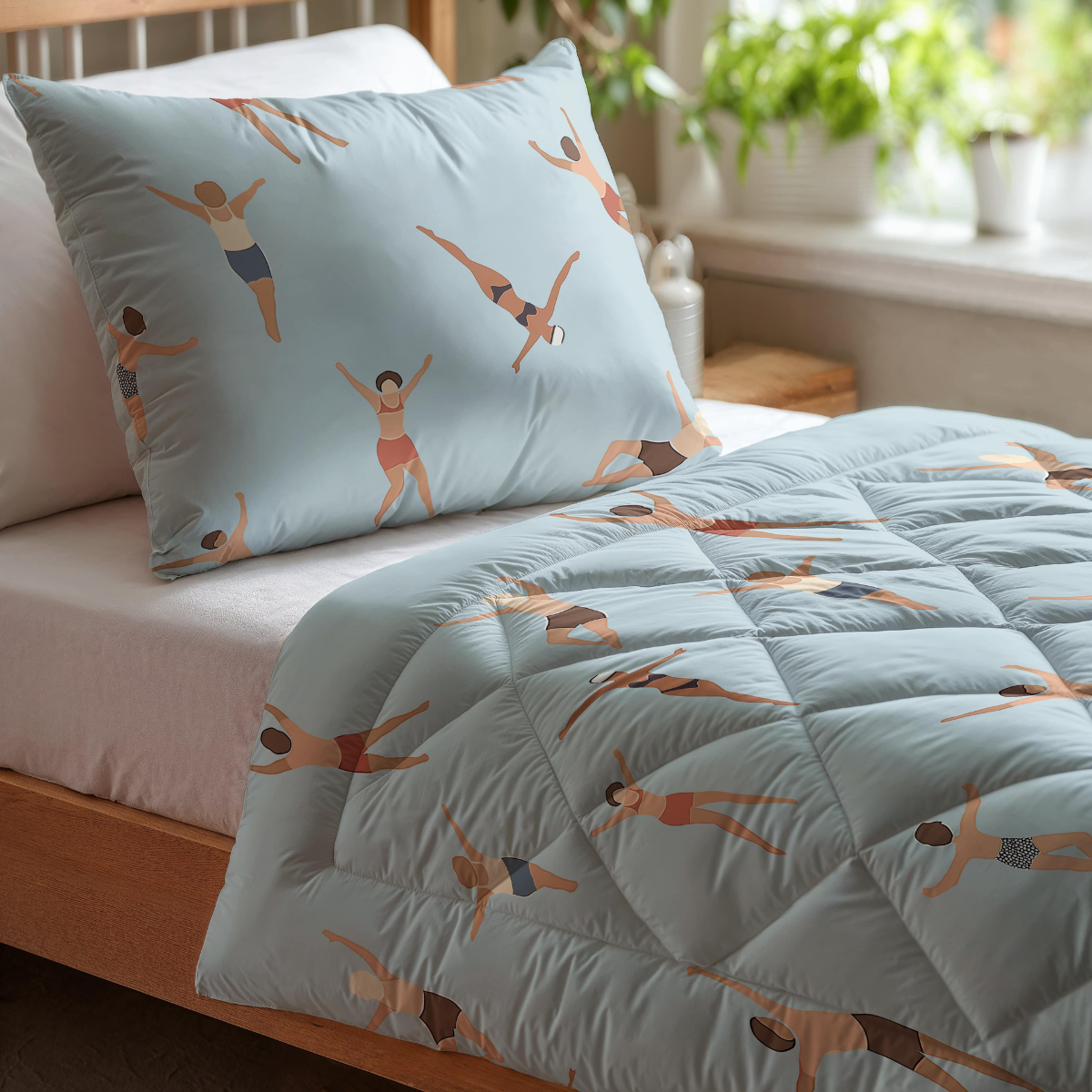 Das Zelesta Kiddybed Baumwolle - Swimmers besteht aus einer hellblauen Bettdecke und einem Kissenbezug mit Schwimmern, die aus hypoallergener Bettwäsche für einen sicheren und gemütlichen Schlaf hergestellt sind.