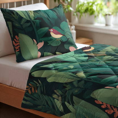 Das Zelesta Kiddybed Baumwolle - Jungle Journey besteht aus einem Holzrahmen mit hypoallergenem Bettzeug mit grünem Blattmuster und rot-gelbem Vogeldruck, während eine große Pflanze die Fensterbank dahinter ziert.