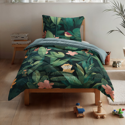 Das Zelesta Kiddybed Baumwolle - Jungle Journey mit Bettdecke und Kopfkissen mit Botanik- und Vogeldruck ist umgeben von Holzspielzeug und Büchern in einem hellen, aufgeräumten Kinderzimmer - ideal für einen kuscheligen, hypoallergenen Schlaf.