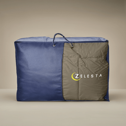 Eine geräumige, rechteckige Zelesta Premiumbed Baumwolle Tasche in Anthrazit & Taupe mit Henkeln und Logo - ideal für die Aufbewahrung Ihrer luxuriösen Bettdecke oder Eco-Daunenfüllung.