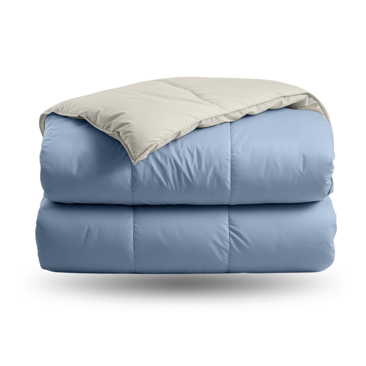 Das Zelesta Premiumbed Baumwolle - Dream Blue & Cream ist eine fein säuberlich gefaltete, zweifarbige Bettdecke mit hellbeiger Oberseite und hellblauer Unterseite, mit Eco-Daunenfüllung für ein luxuriöses Schlaferlebnis, dargestellt auf Weiß.