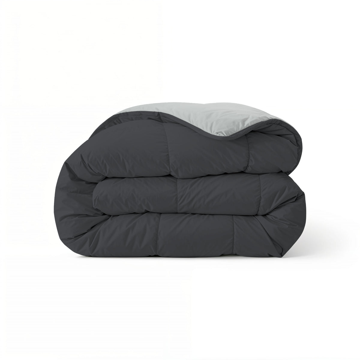 Eine sauber gefaltete Zelesta Comfort Duo Bettdecke in sanftem Schwarz & Silbergrau wird vor einem schlichten weißen Hintergrund präsentiert.