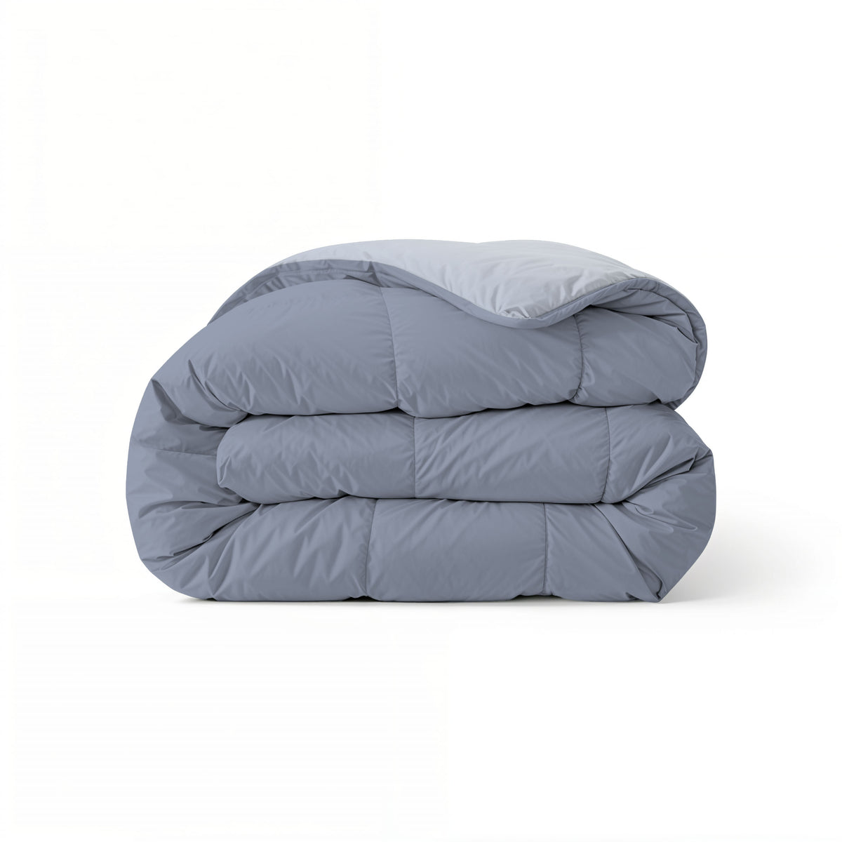 Eine sauber gefaltete Zelesta Comfort Duo Bettdecke in Eisblau & Sanftes Blau wird vor einem schlichten weißen Hintergrund präsentiert.