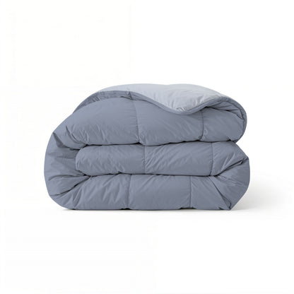 Eine sauber gefaltete Zelesta Comfort Duo Bettdecke in Eisblau & Sanftes Blau wird vor einem schlichten weißen Hintergrund präsentiert.