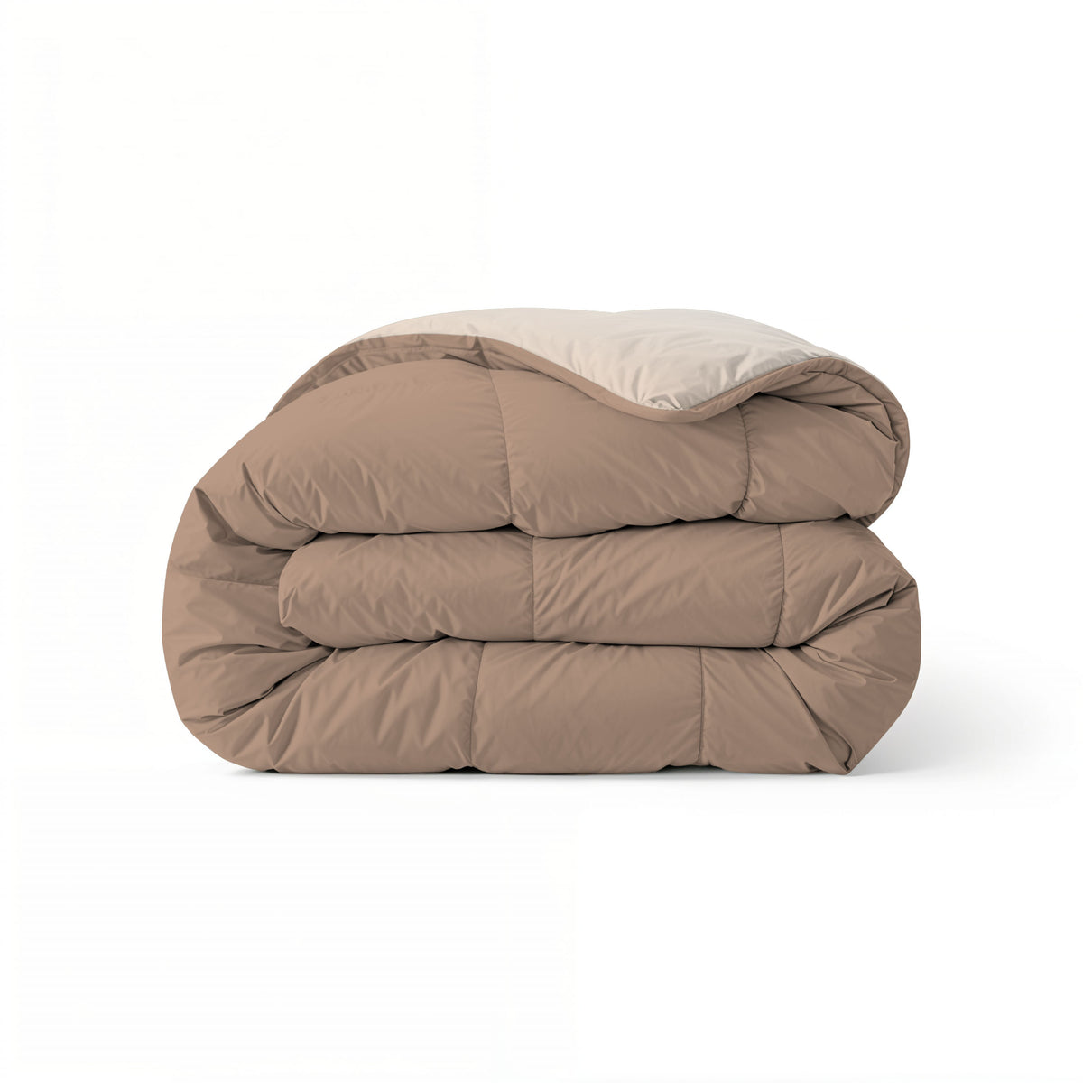Eine fein säuberlich gefaltete Zelesta Comfort Duo Bettdecke - Terra & Sand, hellbraun mit beiger Unterseite, auf einem weißen Hintergrund.