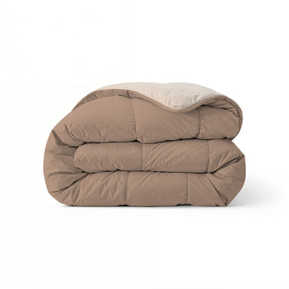 Eine fein säuberlich gefaltete Zelesta Comfort Duo Bettdecke - Terra & Sand, hellbraun mit beiger Unterseite, auf einem weißen Hintergrund.