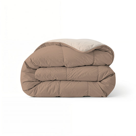 Eine fein säuberlich gefaltete Zelesta Comfort Duo Bettdecke - Terra & Sand, hellbraun mit beiger Unterseite, auf einem weißen Hintergrund.