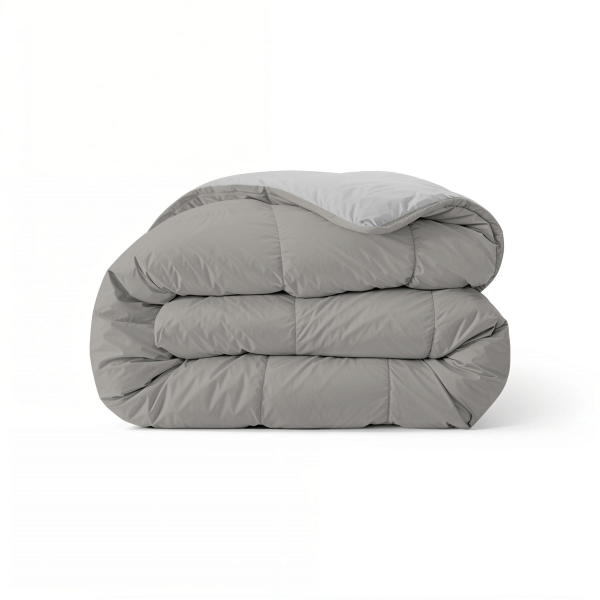 Eine sauber gefaltete Zelesta Comfort Duo Bettdecke in Grau & Sanftes Grau wird vor einem schlichten weißen Hintergrund präsentiert.