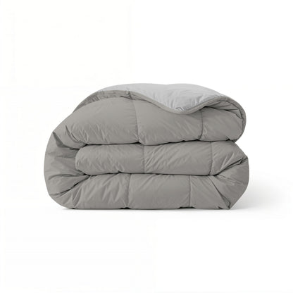 Eine sauber gefaltete Zelesta Comfort Duo Bettdecke in Grau & Sanftes Grau wird vor einem schlichten weißen Hintergrund präsentiert.