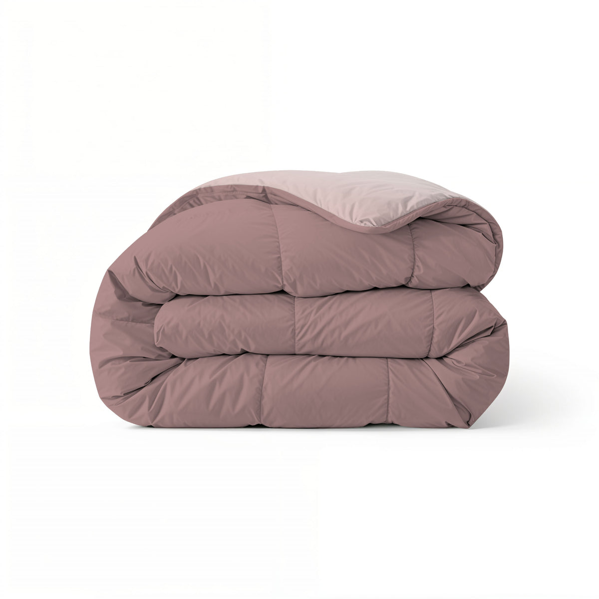 Eine gefaltete, dicke Zelesta Comfort Duo Bettdecke in Rosa- und Hellrosa-Tönen wird vor einem weißen Hintergrund präsentiert.