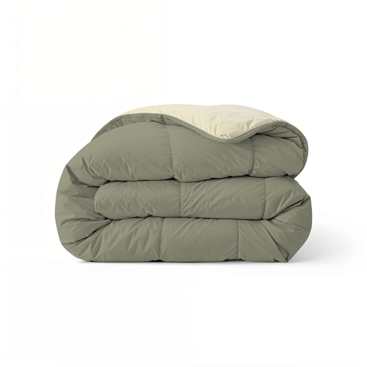 Die dicke Zelesta Comfort Duo Bettdecke in Olivgrün und Creme ist auf weißem Grund ordentlich gefaltet und eignet sich perfekt als Ganzjahresbettdecke, die das ganze Jahr über für Gemütlichkeit sorgt.