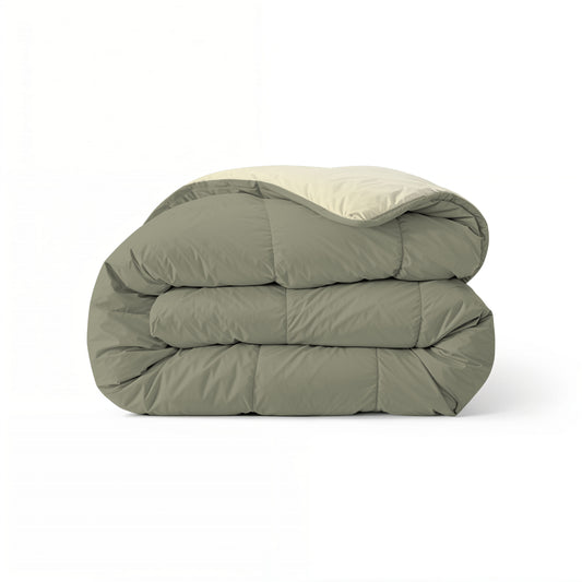 Die dicke Zelesta Comfort Duo Bettdecke in Olivgrün und Creme ist auf weißem Grund ordentlich gefaltet und eignet sich perfekt als Ganzjahresbettdecke, die das ganze Jahr über für Gemütlichkeit sorgt.