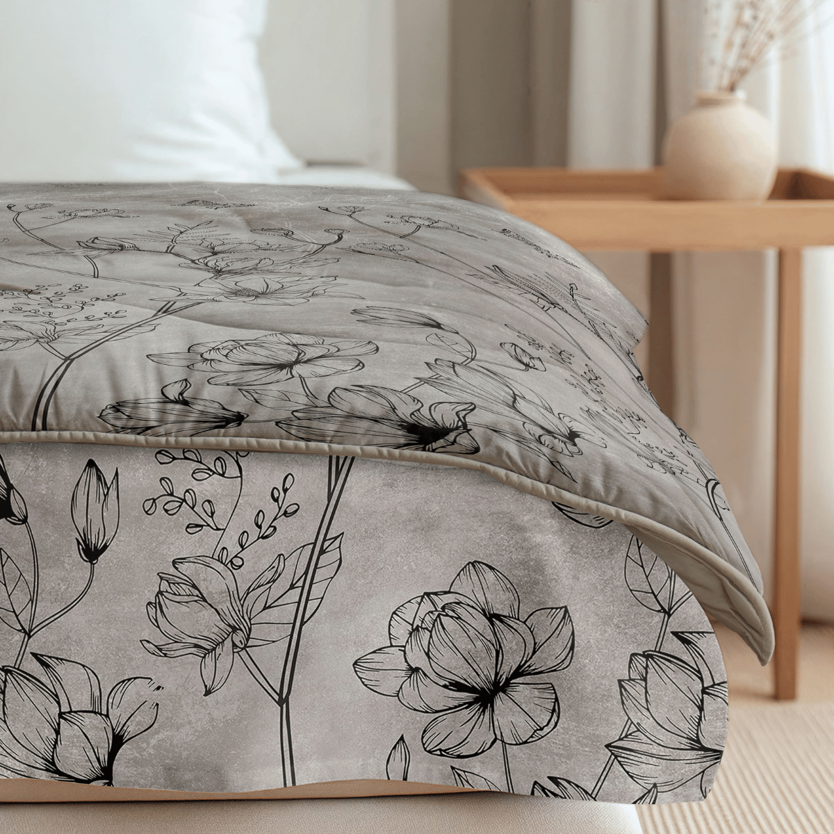 Nahaufnahme eines ordentlich gemachten Bettes mit der grauen, blumengemusterten Bettwäsche und dem Bettkasten von Zelesta Royalbed - Butterfly Forest, neben einem hölzernen Nachttisch mit einer beigen Vase und Dekoration in einem sanft beleuchteten Schlafzimmer.