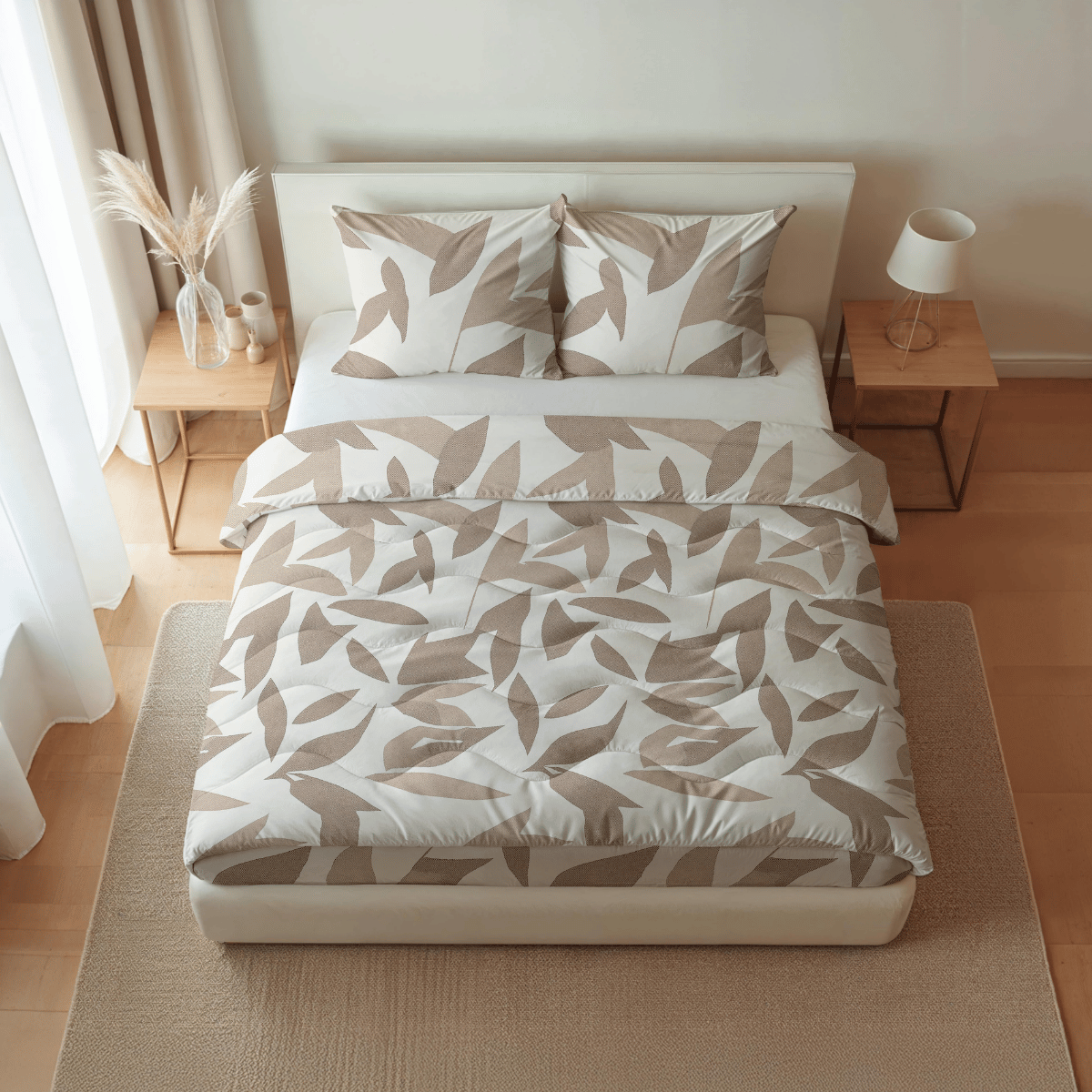 Ein ordentlich gemachtes Bett mit beige-weißer, blattgemusterter Bettwäsche und der kuscheligen Bettdecke Royalbed Baumwolle - Beige Autumn, flankiert von hölzernen Nachttischen mit Lampen und einer dekorativen Vase in einem hellen, minimalistischen Schlafzimmer.