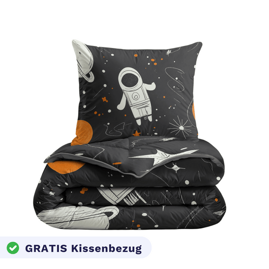 Das Zelesta Kiddybed Baumwolle - Space Man ist ein schwarzes, temperaturregulierendes Bettzeug-Set mit weißen und orangen Weltraum-Motiven wie Astronauten und Planeten. Inklusive kostenlosem Kissenbezug - waschbar für extra Komfort und leichte Reinigung.