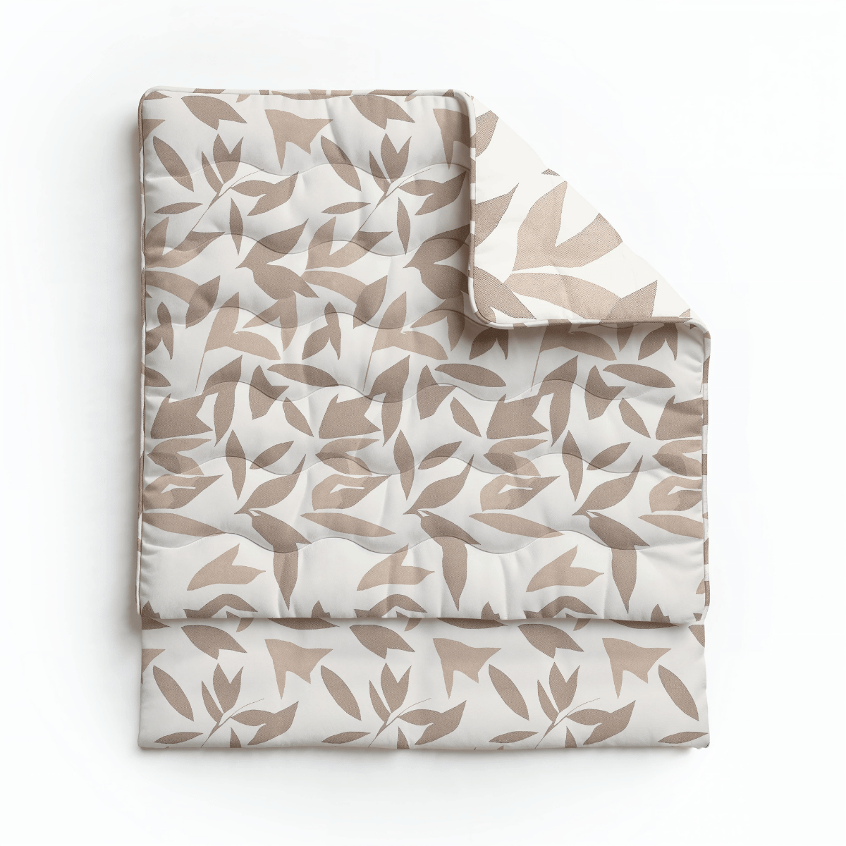 Eine gefaltete Royalbed Baumwolle - Beige Autumn Bettdecke mit einem abstrakten Blattmuster in Beige und Weiß auf weißem Hintergrund. Diese allergikergeeignete Bettdecke bietet stilvollen Komfort für erholsame Nächte.
