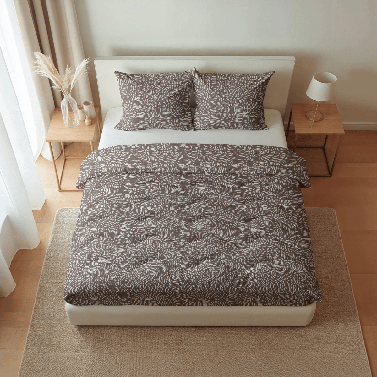 Ein ordentlich gemachtes Bett mit einer strukturierten Royalbed Baumwolle - Brown Animal Bettdecke und zwei passenden Kissen, flankiert von hölzernen Nachttischen mit einer Lampe, Vase und Dekoration in einem minimalistischen Schlafzimmer.
