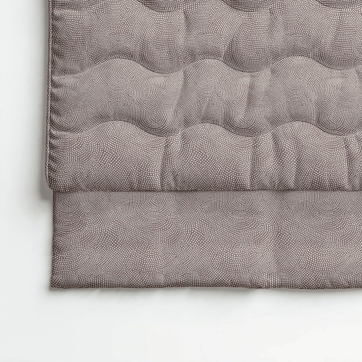 Eine Nahaufnahme der Royalbed Baumwolle - Brown Animal Steppdecke, die ein dezentes Tiermuster in Brauntönen zeigt und auf einer hellen Oberfläche gefaltet ist - perfekt für alle, die eine allergikergeeignete Bettwarenoption suchen.