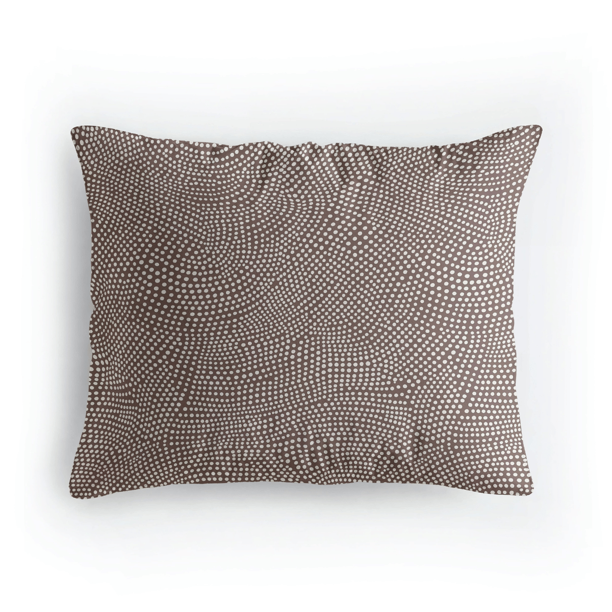 Das Royalbed Baumwolle Kissenbezüge Set von 2 - Brown Animal zeigt ein gleichmäßiges weißes Punktmuster auf braunem Hintergrund, besteht aus weicher Mikrofaser und ist waschmaschinengeeignet; Format 80x80 cm, von oben vor weißem Hintergrund abgebildet.