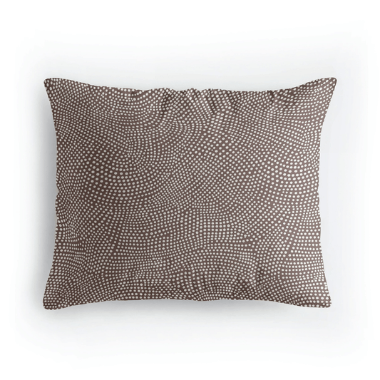 Das Royalbed Baumwolle Kissenbezüge Set von 2 - Brown Animal zeigt ein gleichmäßiges weißes Punktmuster auf braunem Hintergrund, besteht aus weicher Mikrofaser und ist waschmaschinengeeignet; Format 80x80 cm, von oben vor weißem Hintergrund abgebildet.