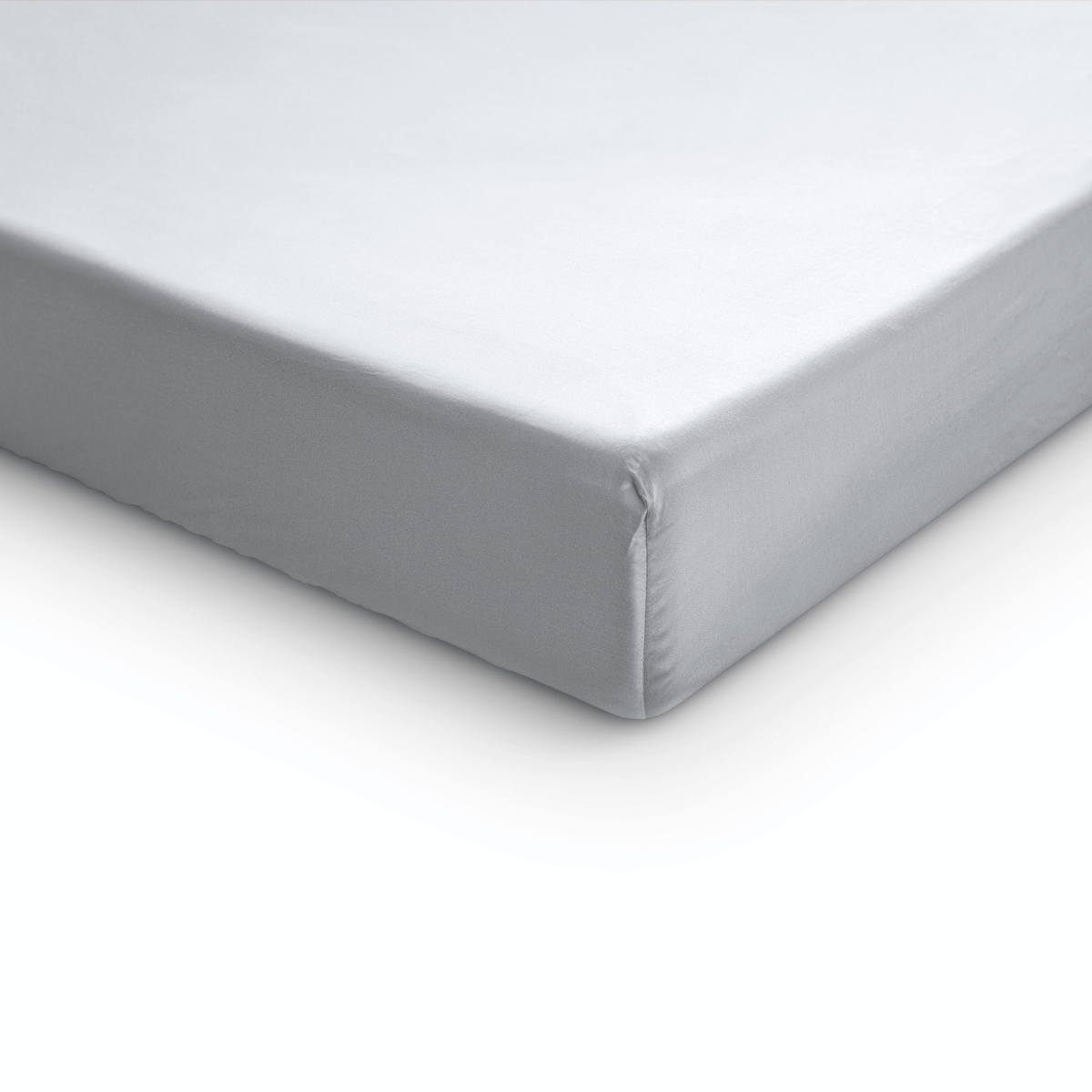 Nahaufnahme einer Matratzenecke, auf der das Primaviera Deluxe Topper Satin Deluxe Spannbettuch in Weiß glatt aufgelegt ist, vor einem weißen Hintergrund.