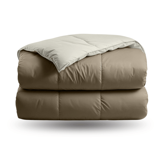Die Zelesta Premiumbed Baumwolle - Taupe & Cream ist eine sauber gefaltete, zweifarbige Bettdecke mit einer taupefarbenen Oberseite und einer cremefarbenen Unterseite auf weißem Hintergrund.