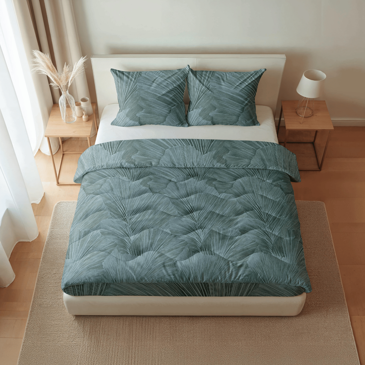 Ein ordentlich gemachtes Bett mit Royalbed Baumwolle - Botanical Green Bettwäsche und Kissen, gepaart mit hölzernen Nachttischen, einer Lampe und einem minimalistischen Dekor in einem ruhigen Schlafzimmer.