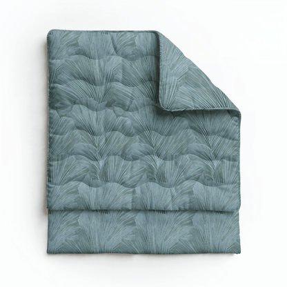 Die Royalbed Baumwolle - Botanical Green ist eine gefaltete, allergikergeeignete Bettdecke mit dezentem Blattmuster, dargestellt auf weißem Hintergrund - ideal für erholsamen Schlaf.