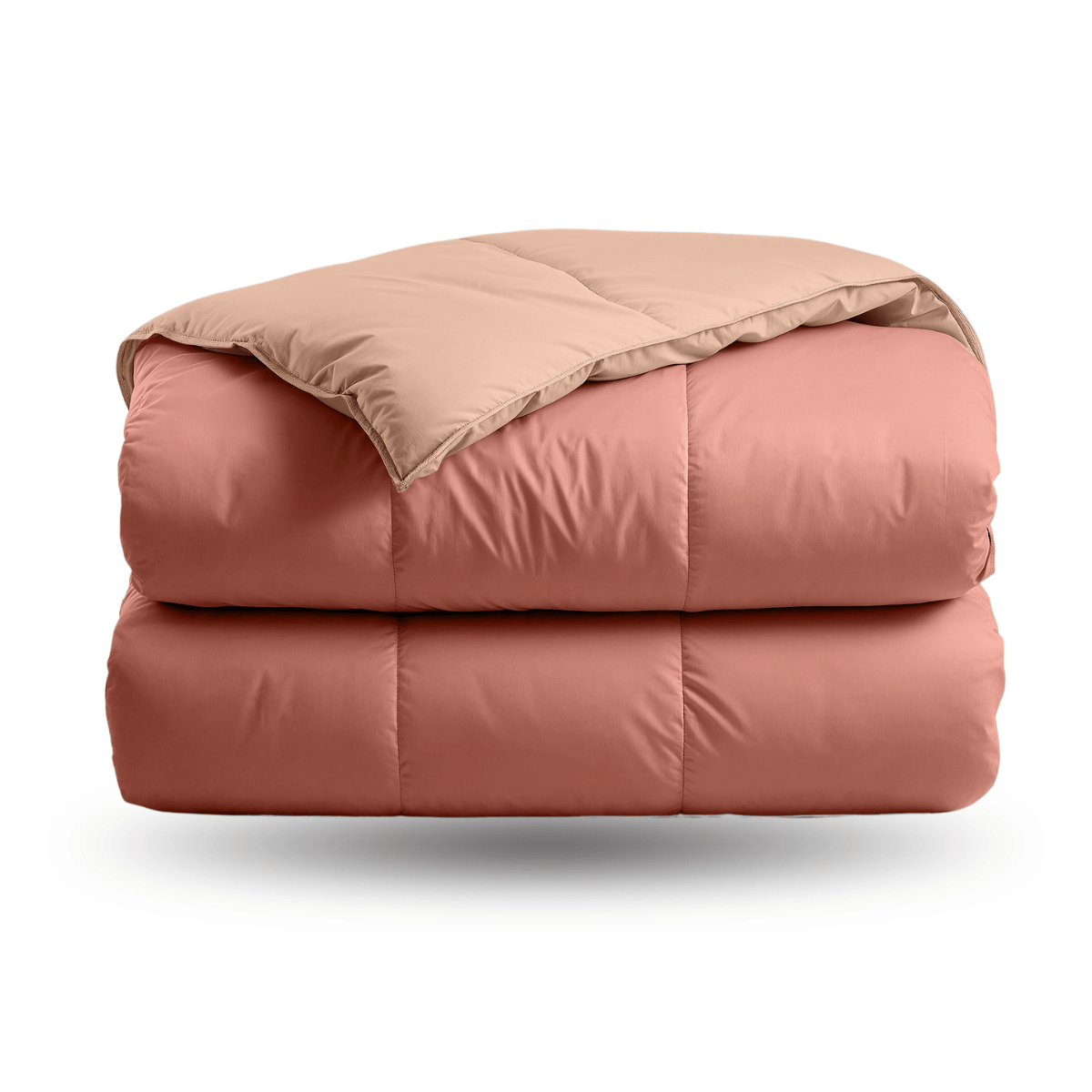 Das Zelesta Premiumbed Baumwolle - Salmon & Peach, mit Eco-Daunenfüllung mit rosa Außen- und beiger Innenseite, wird auf weißem Hintergrund für ein luxuriöses Schlaferlebnis gefaltet.