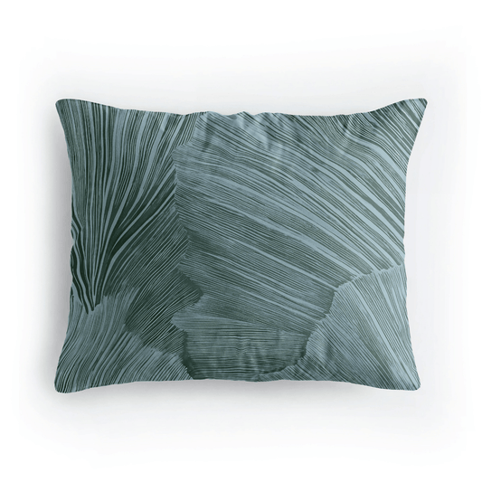 Das Royalbed Baumwolle Kissenbezüge Set von 2 - Botanical Green besticht mit grün-blauem Blattmuster auf weißem Hintergrund. Die 80x80 cm Bezüge aus weicher Mikrofaser sind maschinenwaschbar und pflegeleicht.