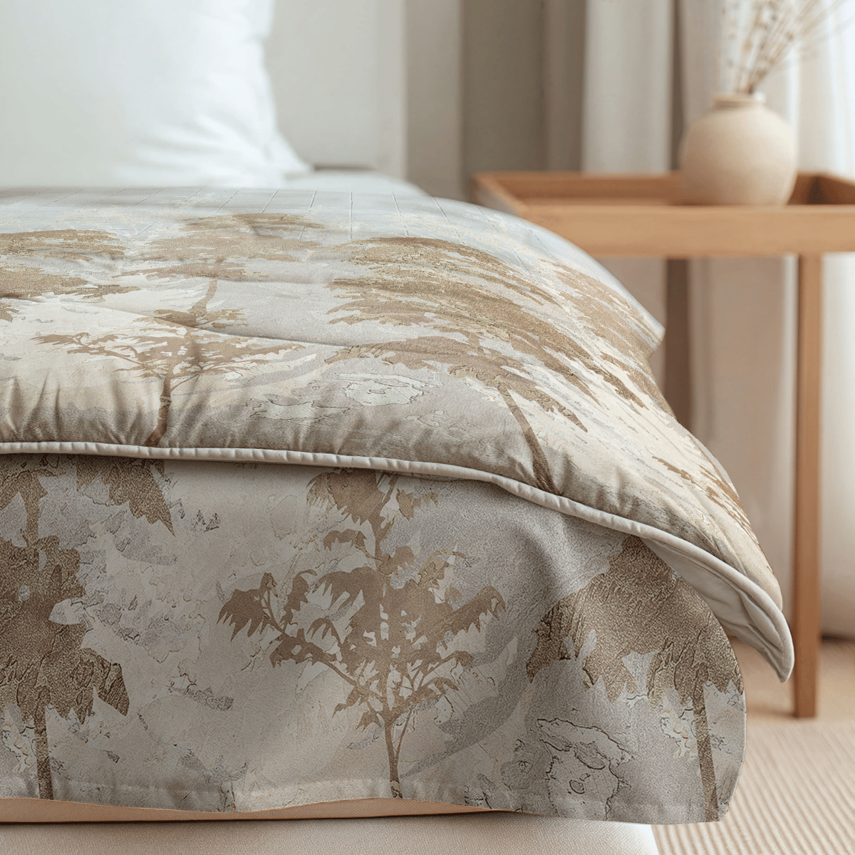 Eine Nahaufnahme eines ordentlich gemachten Bettes mit der Zelesta Royalbed - Japanese Tree Mikrofaser Bettdecke mit beigefarbenem botanischem Muster, einem weißen Kissen und einem hölzernen Nachttisch mit einer hellbraunen Vase mit getrockneten Gräsern.