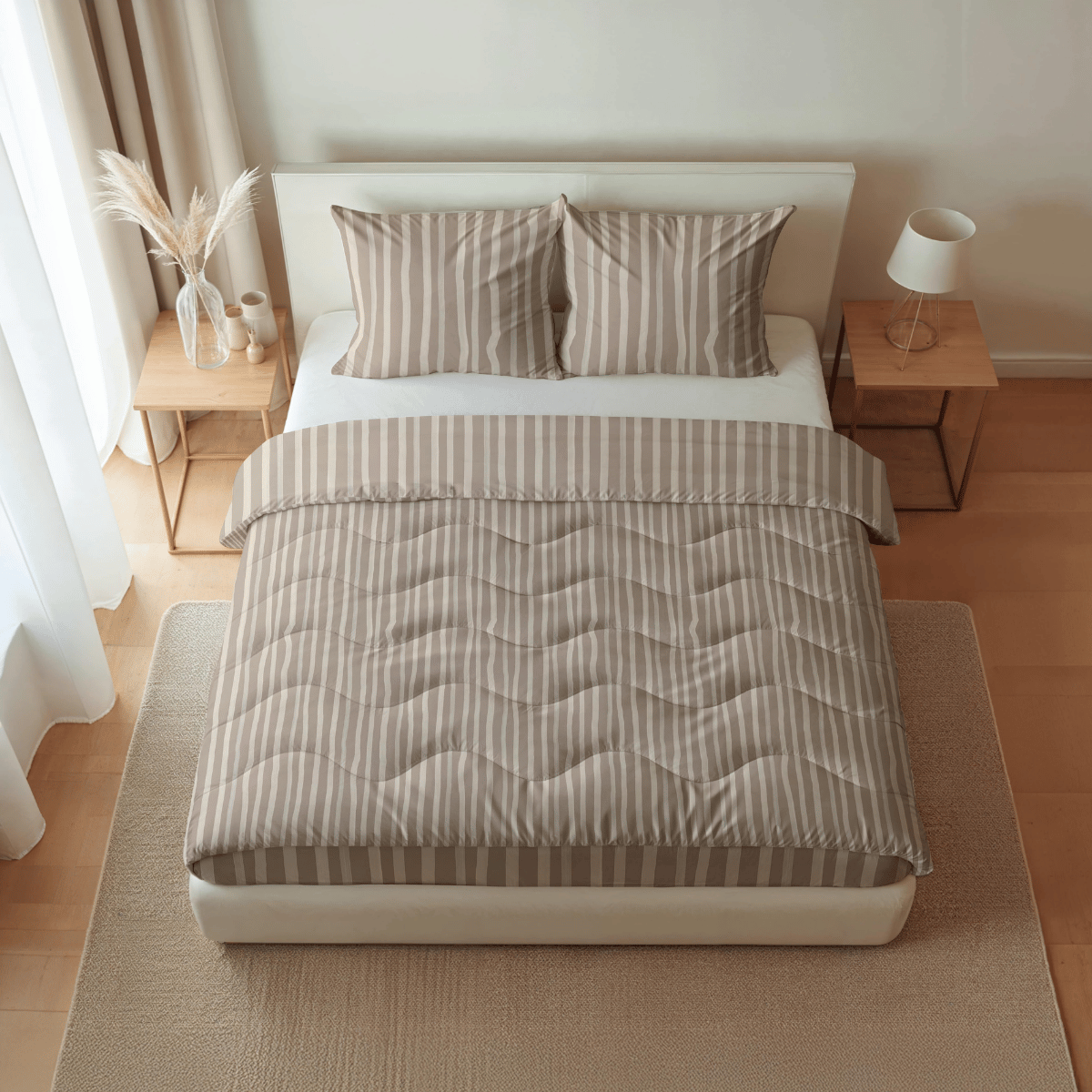 Ein ordentlich gemachtes Bett mit Royalbed Baumwolle - Brown Stripes Bettwäsche, zwei passende Kissen, Nachttische aus Holz, eine Lampe, Deko-Akzente und ein beiger Teppich in einem minimalistischen, modernen Schlafzimmer.