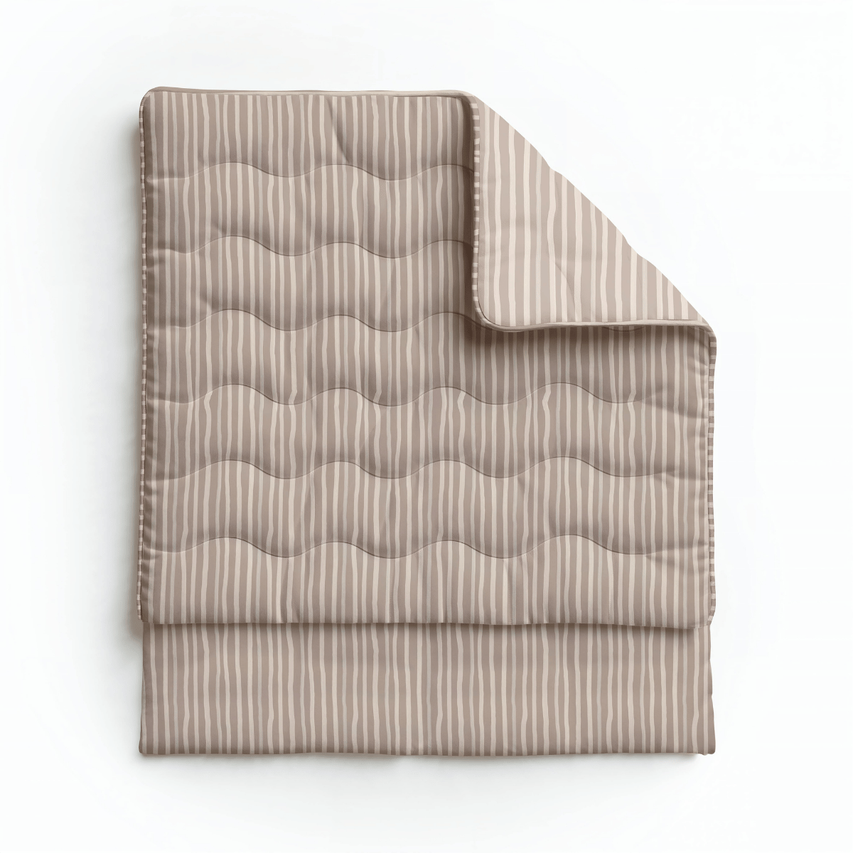 Die Royalbed Baumwolle - Brown Stripes allergikergeeignete Bettdecke zeichnet sich durch dezente Wellensteppung und braune Streifen aus. Abgebildet mit einer umgedrehten Ecke auf weißem Hintergrund gefaltet.