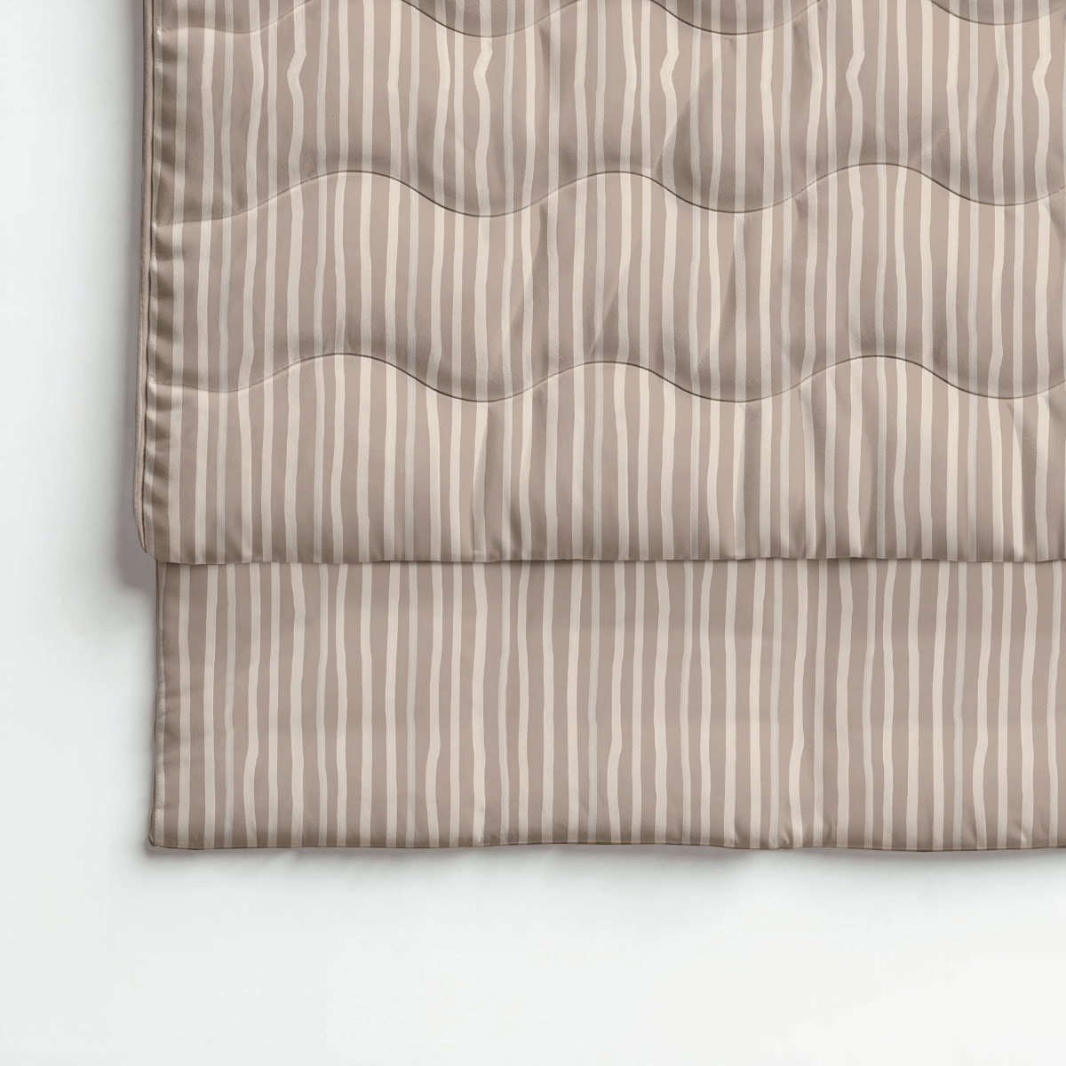 Eine gefaltete Royalbed Baumwolle - Brown Stripes Bettdecke mit beigen und cremefarbenen Streifen und wellenförmigen Nähten wird auf einem weißen Hintergrund angezeigt, ideal für diejenigen, die eine allergikergeeignete Wahl suchen.