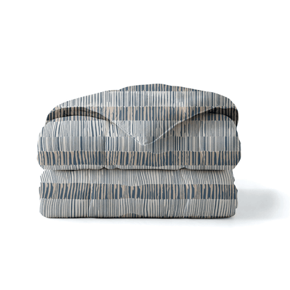 Folded Royalbed Baumwolle - Schachbrettdecke mit Schachbrettmuster in Blau, Grau und Weiß auf weißem Grund - ideal als allergikerfreundliche Bettdecke für erholsamen Schlaf.