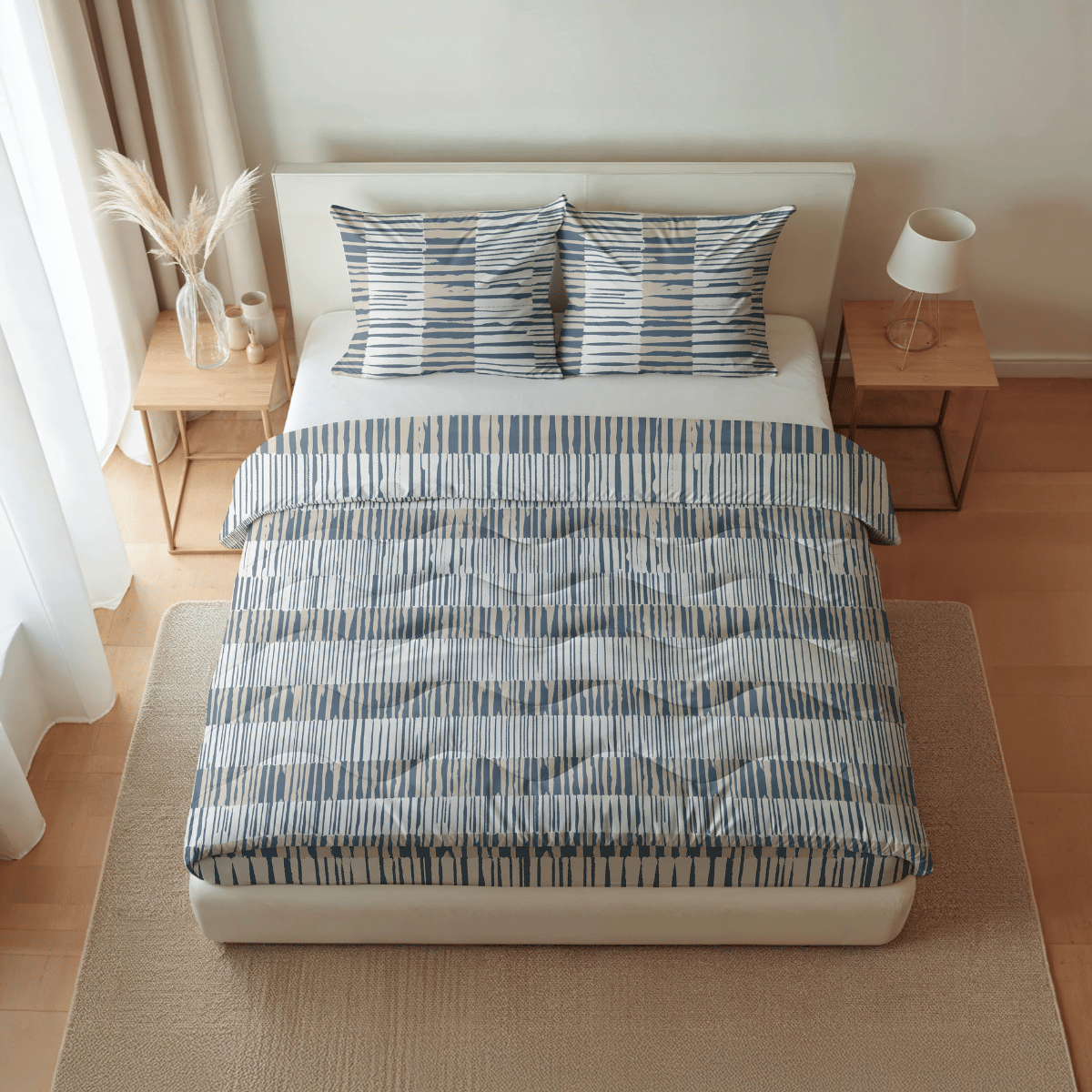 Ein ordentlich gemachtes Bett mit blau-weiß gestreifter Bettwäsche, zwei passenden Kissen und hölzernen Nachttischen auf beiden Seiten kennzeichnet die Royalbed Baumwolle - Checkerboard temperaturregulierende Bettdecke, von oben gesehen.