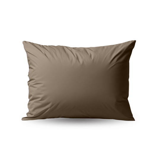 Ein taupefarbener Zelesta Premiumbed Baumwolle Kissenbezüge wird vor einem weißen Hintergrund gezeigt und bietet ein luxuriöses Schlaferlebnis. Das Set enthält 2 Kissenbezüge in Taupe und Creme.