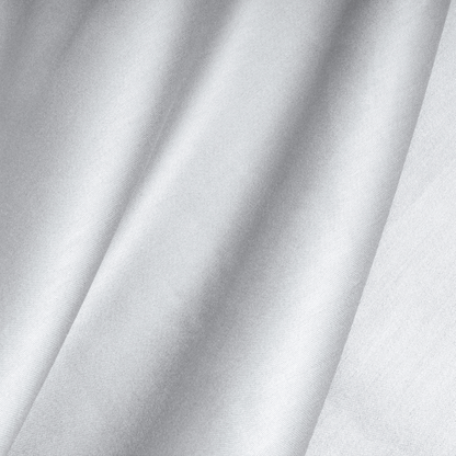Nahaufnahme des Primaviera Deluxe Topper Satin Deluxe Spannbettuches in Weiss, mit einer glatten, weichen Satinoberfläche mit subtilen diagonalen Falten und luxuriöser Textur.