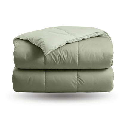 Das Zelesta Premiumbed Baumwolle - Olive & Mint, eine ordentlich gefaltete hellgrüne Bettdecke mit quadratischen Steppnähten, wird vor einem weißen Hintergrund präsentiert.
