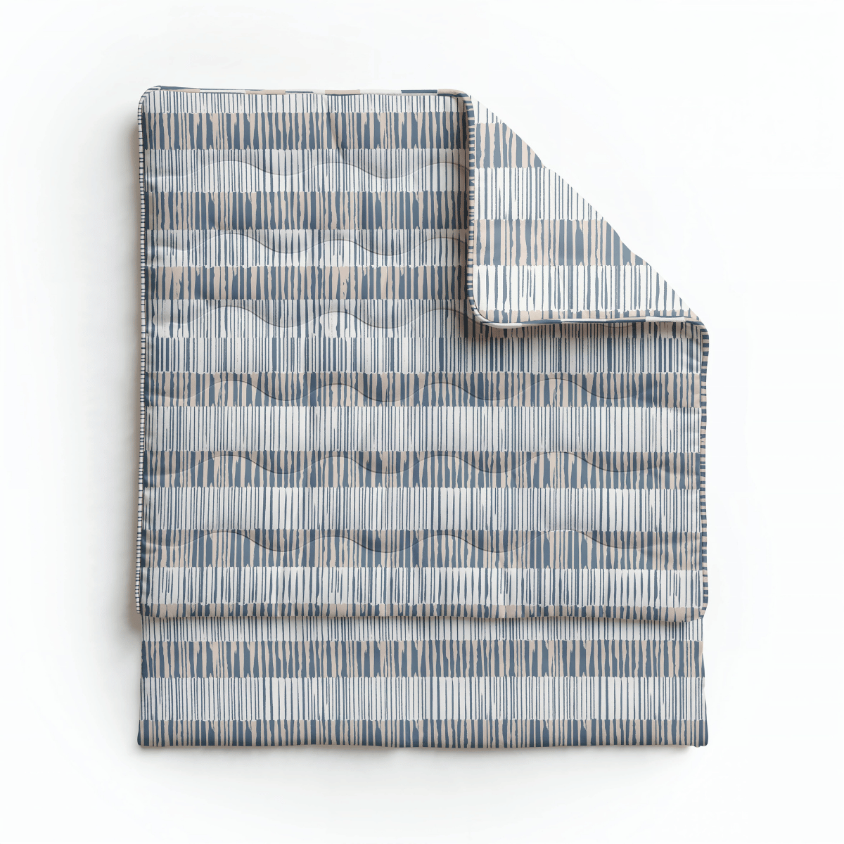 Die Royalbed Baumwolle - Checkerboard ist eine allergikerfreundliche Bettdecke mit geometrischem Muster in Grau, Blau und Beige, gefaltet auf weißem Hintergrund präsentiert.