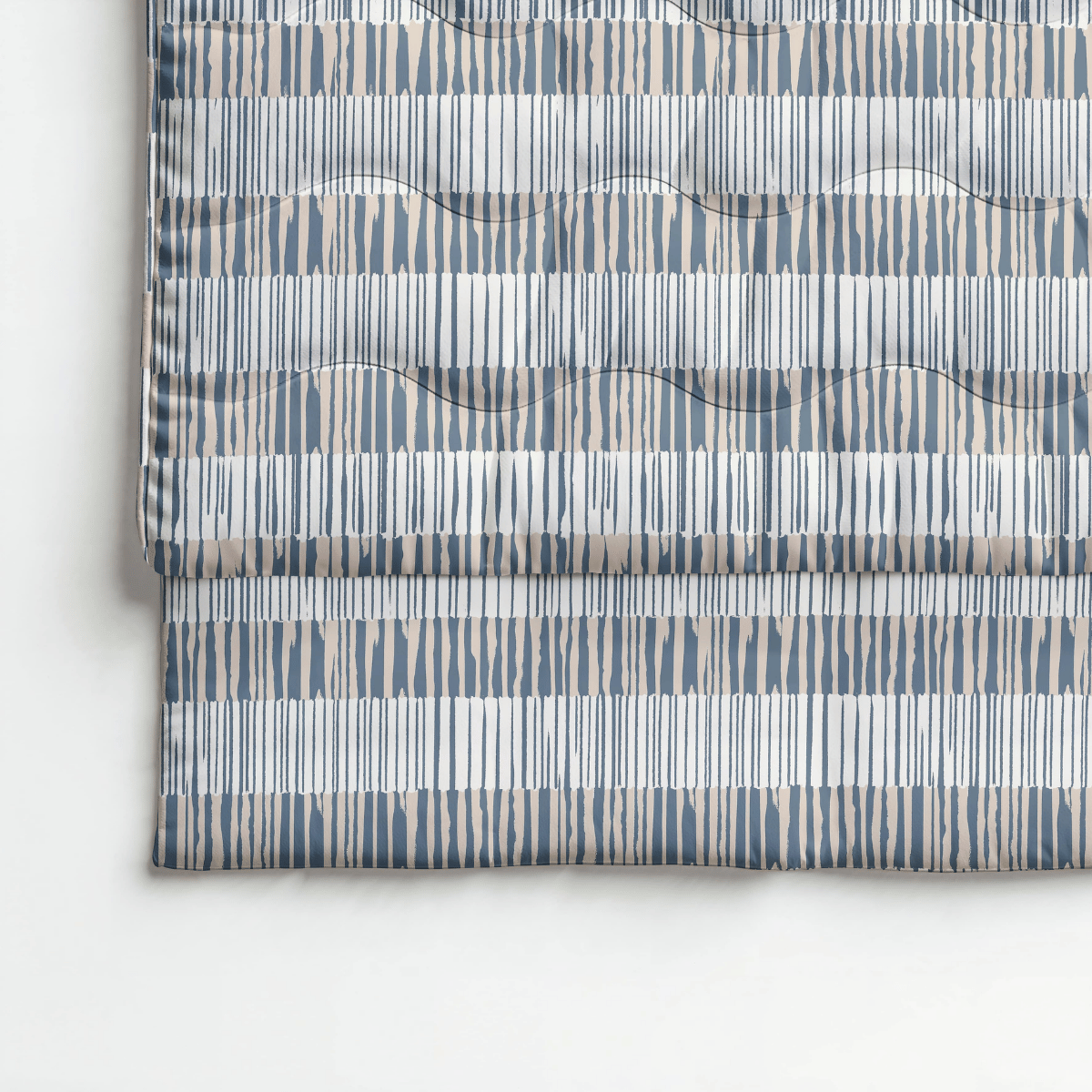 Eine gefaltete Royalbed Baumwolle - Checkerboard Bettdecke mit geometrischem Schachbrettmuster in Blau-, Beige- und Weißtönen und dezenter Wellensteppung.