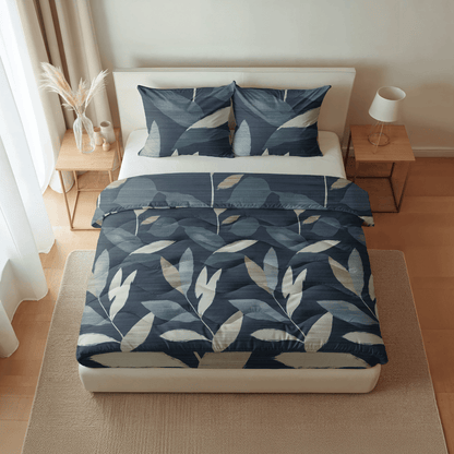 Ein ordentlich gemachtes Bett mit Royalbed Baumwolle - Dark Leaves Bettwäsche, die ein helles Blattmuster aufweist, ergänzt durch zwei hölzerne Nachttische mit Lampen, Büchern und getrockneten Gräsern - eine stilvolle, allergikergeeignete Schlafzimmereinrichtung.