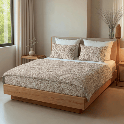 Ein ordentlich gemachtes Bett mit der Bettwäsche und den Kissen von Zelesta Royalbed - Sand Panther, in einem hellen, minimalistischen Schlafzimmer mit Holzmöbeln und dekorativen Vasen.