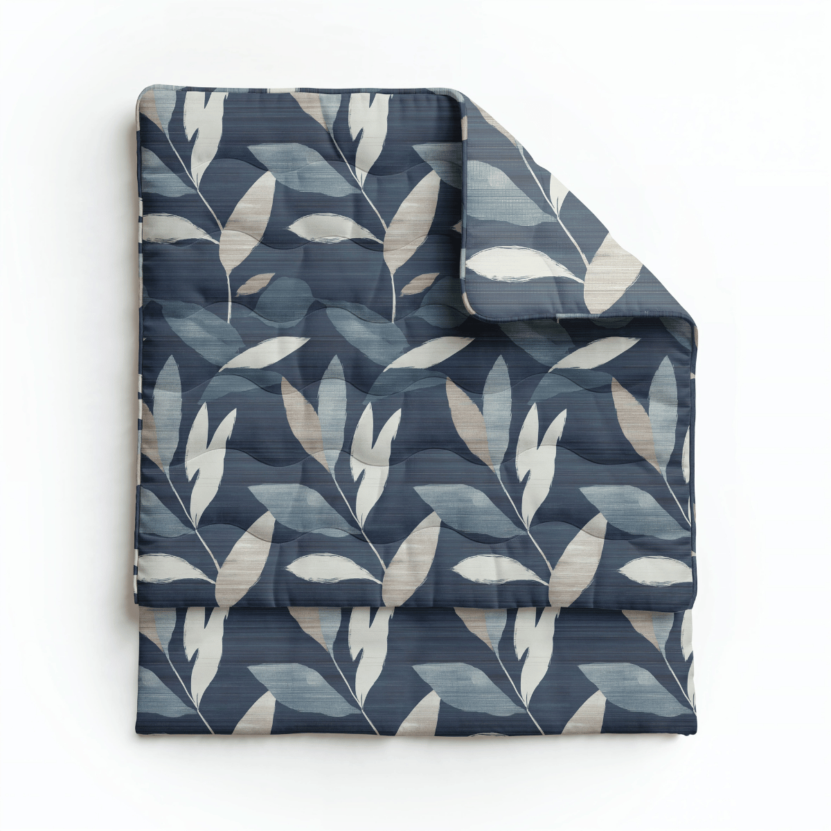 Die Royalbed Baumwolle - Dark Leaves Bettdecke zeichnet sich durch einen marineblauen Hintergrund mit beigen und weißen Blattmustern aus; ideal für Komfort und geeignet für Allergiker.